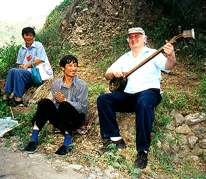 Jody holding forth, Wang Gung Cai applauding and our Wall guide happily listening.