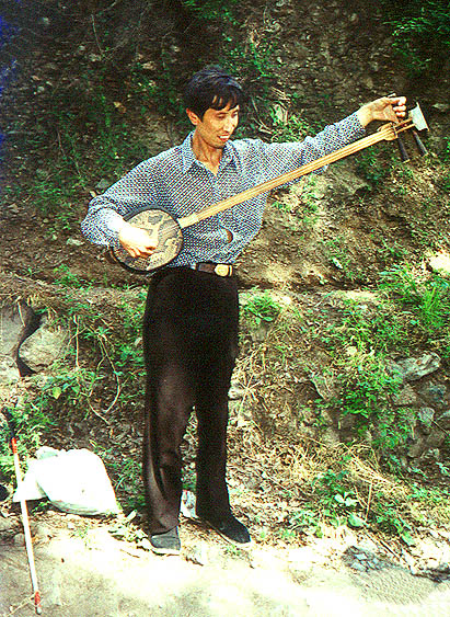 Wang Gung Cai tuning up his really big sanxian